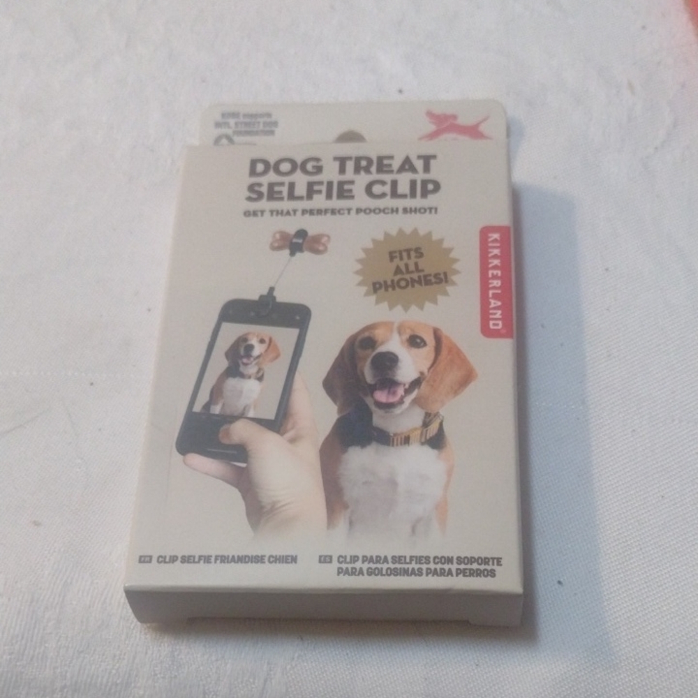 Kikkerland Dog Treat Selfie Clip - Beige/Tan